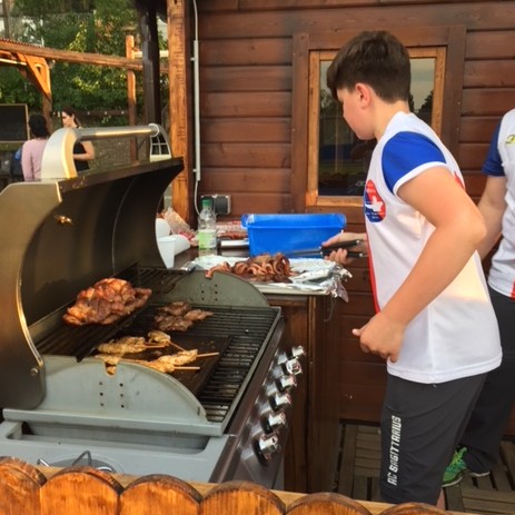 Max beim Grillen 